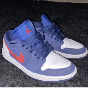 Jordan 1 low  - Hej, säljer mina Jordan 1 low! Dom är i bra skick och passar perfekt inför våren/sommaren! Ställ gärna fler frågor om ni undrar nått 🤩