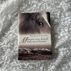 Mannen som kunde tala med hästar - "The horse whisper" på svenska 🧁🩰En sån bok som du kan läsa och sen titta på film versionen efteråt🥰sidorna är i jätte fint skick. pris bestämmer vi tillsammans + frakt 