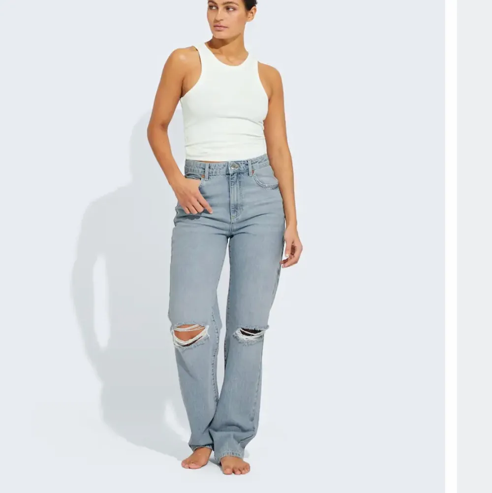 Superfina jeans med hål från bikbok. De är endast använda ett fåtal gånger och är som nyskick. Lite långa på mig som är 160 så passar någon som är lite längre :) . Jeans & Byxor.