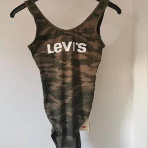 Levis bodysuit - Helt ny bodusuit från Levis i storlek S. Kan skickas pr post eller hämtas upp hos mig.