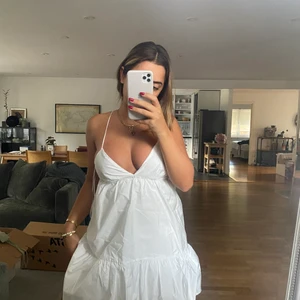 Zara klänning  - Den populära zara klänningen, aldrig använd med prislapp på. 200kr eller högsta bud 