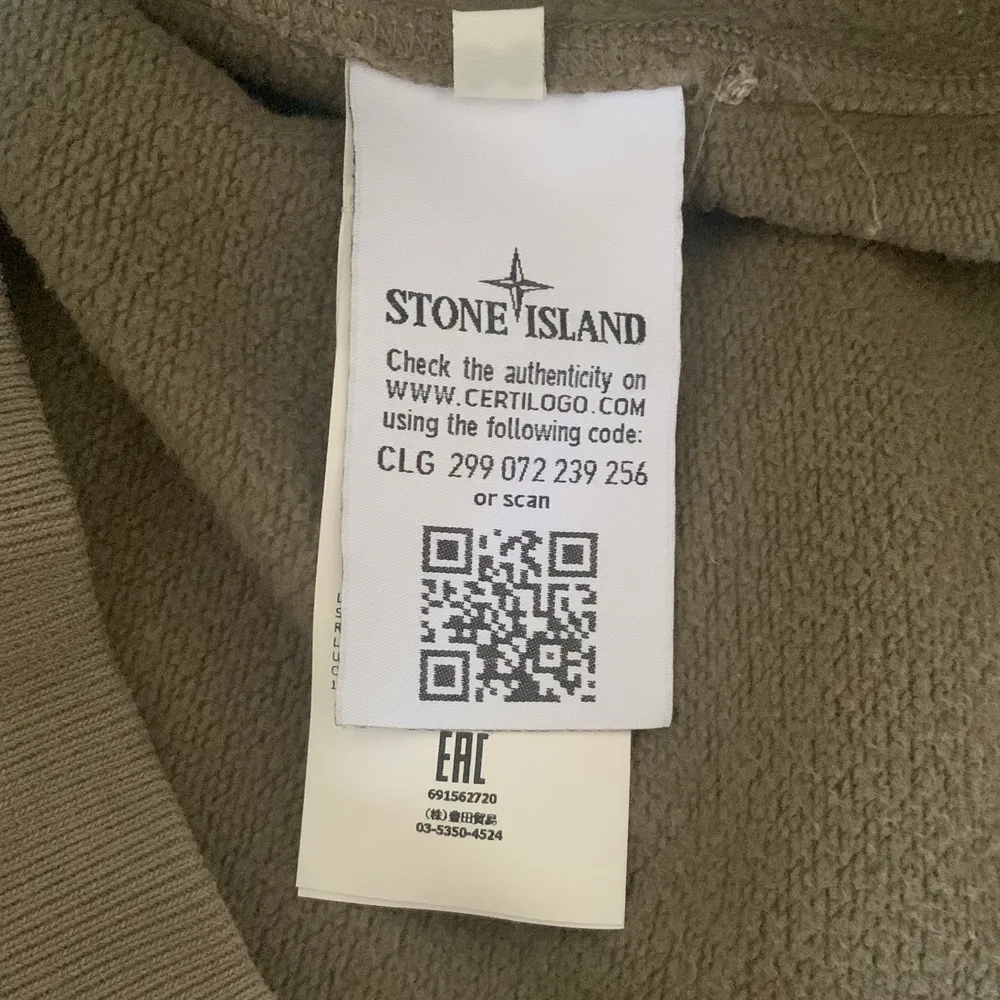 Stone island Sweatshirt Storlek S  Mörkgrön färg. Tröjor & Koftor.