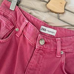 Ett par trendiga rosa jeans från zara i storlek 38, använda ett fåtal gånger! Hör av dig vid frågor eller för fler bilder!