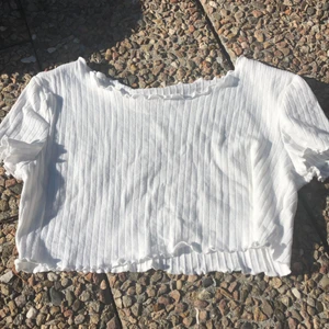 SHEIN tröja Stl xs! - Vit ”ribbad” magtröja i stl xs,fint skick säljer pga för liten använd ca 2gånger.