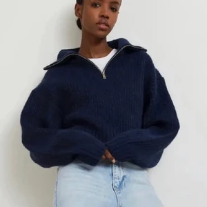 Stickad tröja - Säljer nu min fina stickade tröja ifrån ginatricot. Jätte fint skick, knappt använd! Stl M men passar även xs/s beroende på hur man vill den ska sitta!💕 