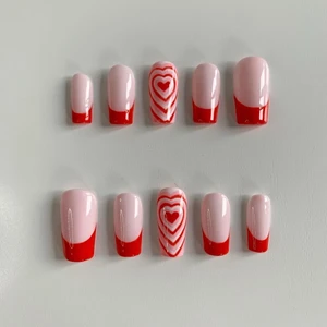 Press on naglar - Handgjorda press on naglar. Återanvändningsbara. Kan beställas i andra färger och designs också ❤️ Kan beställas i S/ M/ L beroende på bredden på dina naglar. 