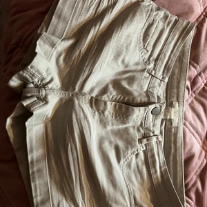 Shorts  - Fräscha short i beige färg stretch Färgen är ljus beige 