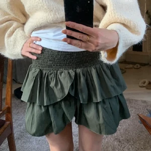 Neo noir volang kjol - mörkgrön neo noir kjol köpt innan sommaren, sjukt fin och skönt material inte använd så mycke PERFEKT till hösten😍