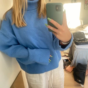 Stickad tröja - En jättefin stickad tröja som är perfekt nu till hösten💓säljer pga att jag tyvärr inte får någon användning för den längre! Storlek M men passar även större och mindre😘kom privat om. Du är intresserad!