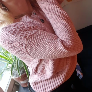 Långärmad stickad tröja - En stickad tröja från hm, storlek S. Använd en gång.