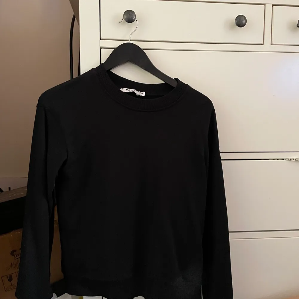Vanlig svart sweatshirt från nakd, storlek M. Använd 2 gånger. Tröjor & Koftor.