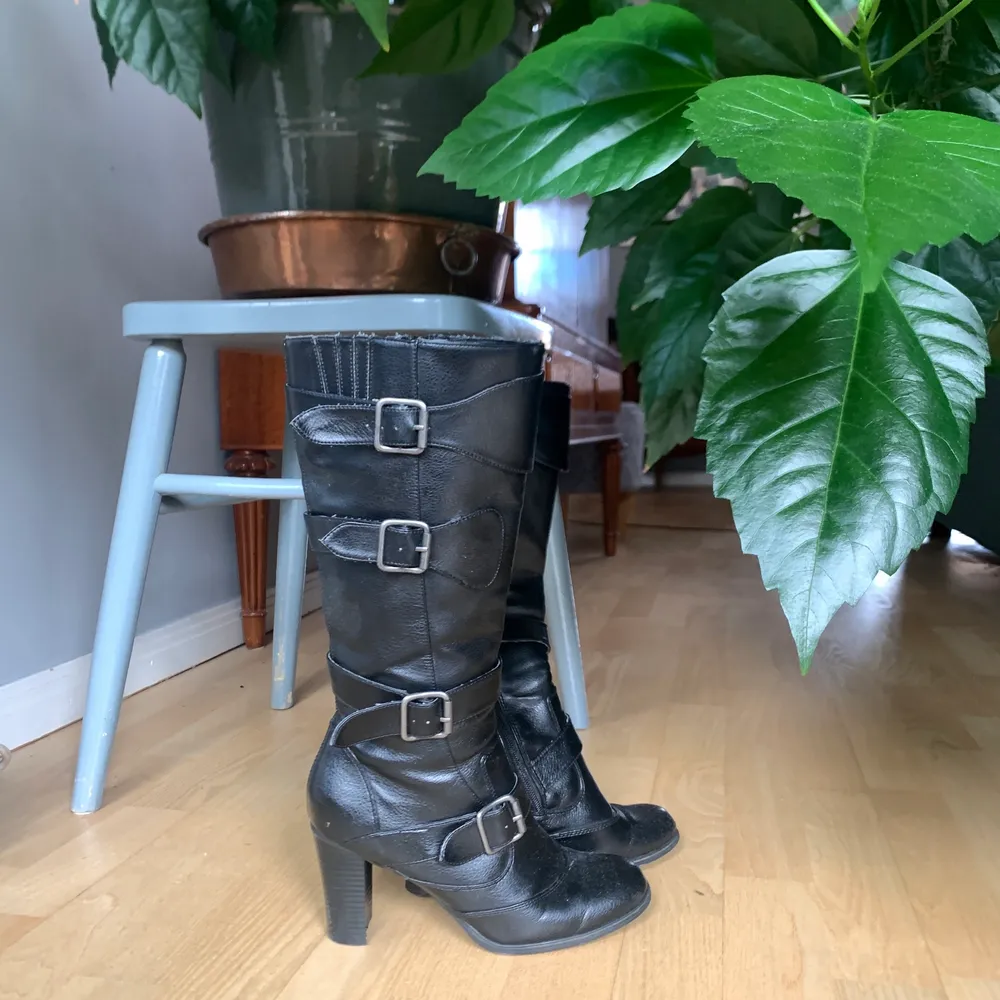 Svarta läder boots-klackar perfa till hösten med 8 cm i klack. Skor.