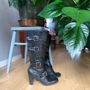 Svarta läder boots-klackar perfa till hösten med 8 cm i klack