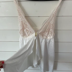 Linne - Snyggt linne från Hunkemöller med knäppe i fram, storlek M men passar även S bra! Silkigt material och spets upptill