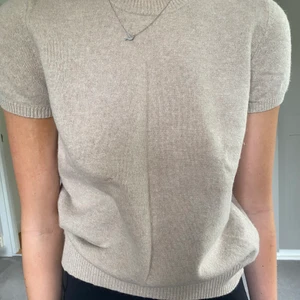 Cashmir t-shit - Jätte fin Cashmir t-shirt, köpt för 2000kr. Skicket är superbra, inte nopprig alls men det finns dock en liten fläck som knappt snys(se sista bilden)