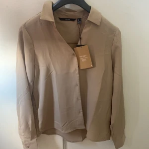 Skjorta  - En snygg blus/skjorta, aldrig använd prislappen är kvar 