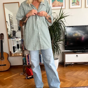 Oversized T-shirt  - Oversized T-shirt med knappar