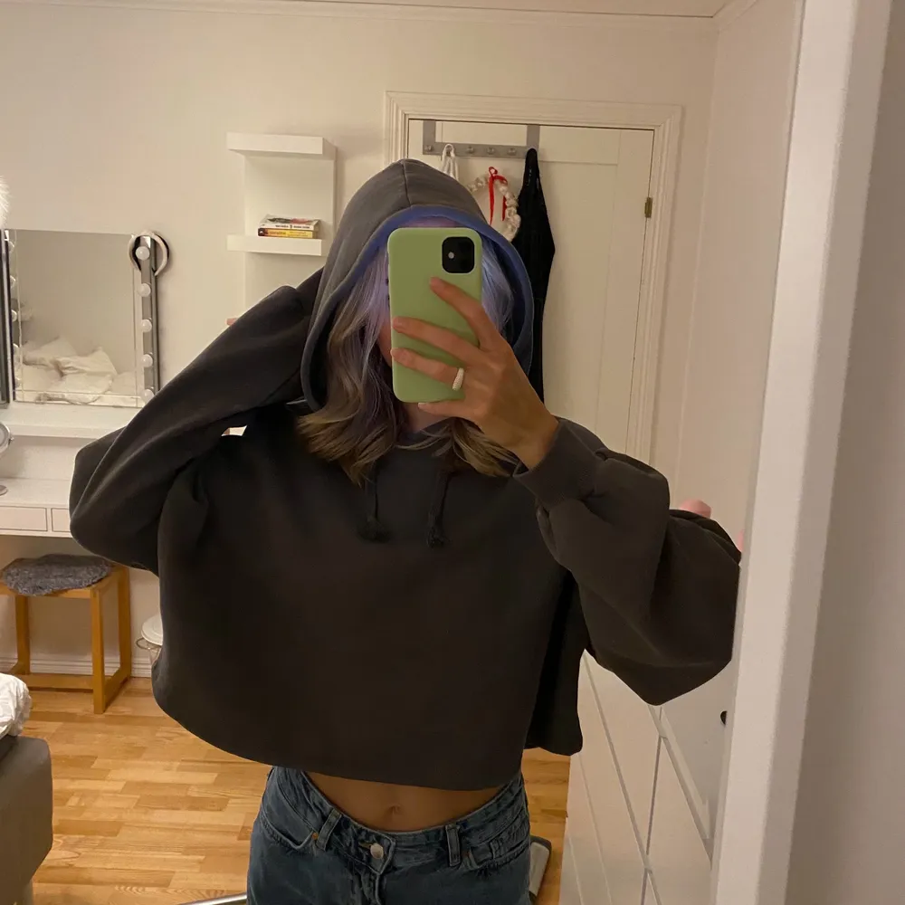 Mörkgrå croppad hoodie från Gina Tricot strl M 🦋. Hoodies.