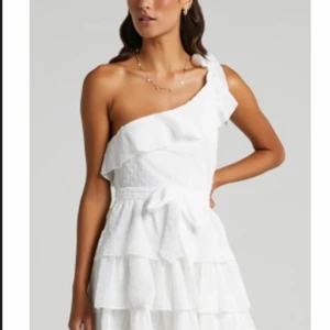 Showpo klänning  - En vit helt fantastisk klänning som jag hade under studenten! Är i storlek Xs-S men jag som har storlek S passade den utmärkt🤩 Inge fläckar och är som ny då den endast använts 1 gång! Frakt betalas själv :)