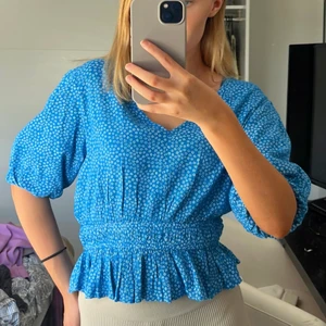 Tröja, Bikbok XS - En fin blå somrig tröja med vita små blommor, aldrig använd. Original pris 299. 