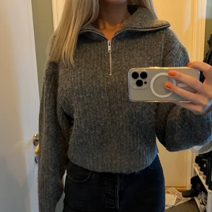 Stickad tröja  - Eftertraktad stickad tröja från Gina Tricot. Storlek S, men passar även XS-M beroende på hur man vill att den ska sitta då den är lite oversized. Endast använd en gång💕