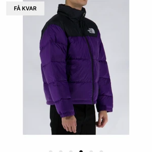 The north face jacka - Säljer min lila north face jacka som jag köpte förra vintern. Köpt för nypris. Skriv privat ifall du är intresserad så skickar jag fler bilder osv💕💕 Jackan är i herrmodell och är i storlek M. Jackan är i väldigt bra skick!!