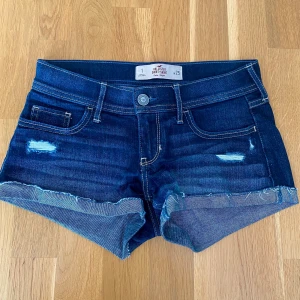 Hollister jeansshorts - Lågmidjade jeansshorts från Hollister i storlek W25 (som XS).