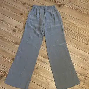 Acne Studios byxor i storlek 34 som jag hittade på en high-end secondhand! Bra skick och väldigt coola! Kan mötas upp i Stockholm, eller fraka vartsom! Frakt ingår i priset 🤩