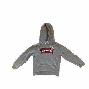 Levis hoodie grå. - Levis hoodie grå med röd och vit Levis logga. Storlek small. Skön hoodie med lite lösare passform, alltså inte så slim. Nypris 450kr. Bra skick.
