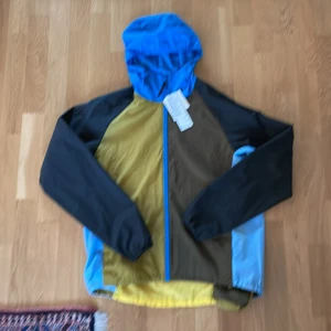 MARNI X UNIQLO jacka - Köpte men använde aldrig och kan inte lämmna tillbaka vattenavvisande och vindavisande. Mycket lätt. nypris 699kr Storlek S   