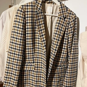 Kavaj - Rutig kavaj från H&M i strl 42, men sitter som M!