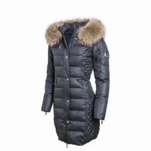 Vinterjacka - Säljer min Rockandblue jacka i modellen long beam i storlek 36. Äkta päls på luvan som också är avtagbar. Endast använd 1 vinter så den är i vädligt fint skick. Nypris 4500 kr. Kan skicka egna bilder🫶🏼