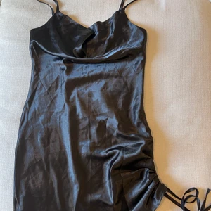 Silkes klänning  - Aldrig använd. Kan ljusters längden på ena sidan 