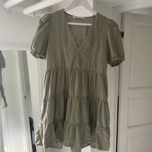 Zara klänning - Klänning från zara i strl xs, använd 2-3 gånger