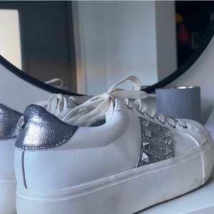 Skor med nitar - Intressekoll på mina assnygga valentinoliknande skor, inte använda mycket alls då jag köpte dom nya på plick och dom var något små för mig! Nypris 1100 💓 startar budgivning då fler är intresserade !