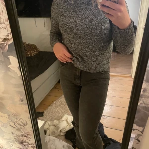 Svart vit stickad tröja  - 🖤🤍Svart vit stickad tröja från hm🖤🤍 Knappt använd