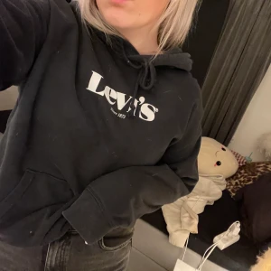 Levi’s hoodie  - 🖤svart levi’s hoodie🖤 storlek XL