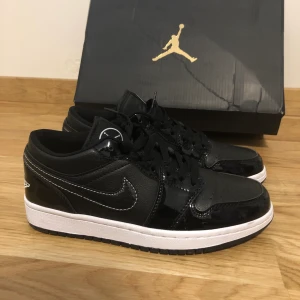 Jordan 1 all star low - Säljer mina jordan 1 all stars för 900 men köpta runt 1700 använda 2-3 gånger men är helt nya säljer pga stor storlek. Skriv för mer bilder💗