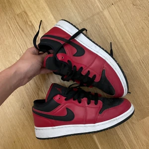röda jordans - säljer mina röda jordans då jag aldrig riktigt fått användning för de, med andra ord är de i väldigt bra skick. vid intresse kan jag skaka fram orginalkartongen, kvitto finns även om någon skulle va intresserad. 💕