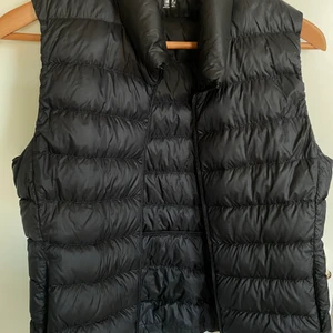 Svart dunväst - Svart tunn dunväst från uniqlo i storlek S. Dragkedja och fickor. Endast använd fåtal gånger väldigt fin skick! Inköps pris 500kr 