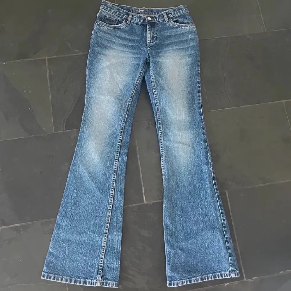 Jätte snygga populära lågmidjade bootcut jeans. Aldrig använda då de inte passade mig. Köp direkt för 650kr+ frakt ♥️♥️. Jeans & Byxor.