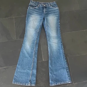 Lågmidjade Jeans  - Jätte snygga populära lågmidjade bootcut jeans. Aldrig använda då de inte passade mig. Köp direkt för 650kr+ frakt ♥️♥️