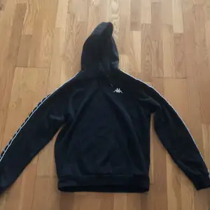 Svart kappa hoodie. Nästan helt ny, använd ett fåtal gånger. NYPRIS: 450. Meddela mig vid frågor eller funderingar