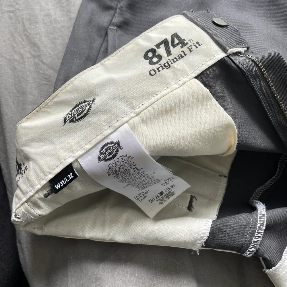 Säljer mina mörkgrå dickies då dom är lite stora för min smak och lite långa för mig. Därav är dom nästintill oanvända. Detta är original 874 och är unisex. Storlek W31/L32. Går att vika ner kanten så blir de lite mer lågmidjade och så den vita kanten syns.. Jeans & Byxor.