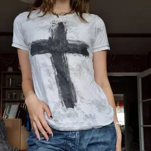 En helt vanlig t-shirt med ett kors! Supercool, superskön och bara nice att ha!  Skriv ifall ni har frågor! 💫💫💫