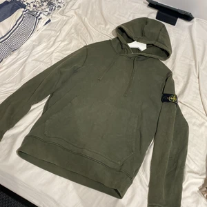 Stone island Hoodie storlek M - Mörk Grön Stone island Hoodie. Använd ca 10 gånger och den är i ny skick. Nypriset ligger runt 2700 kronor men säljer den billigt.