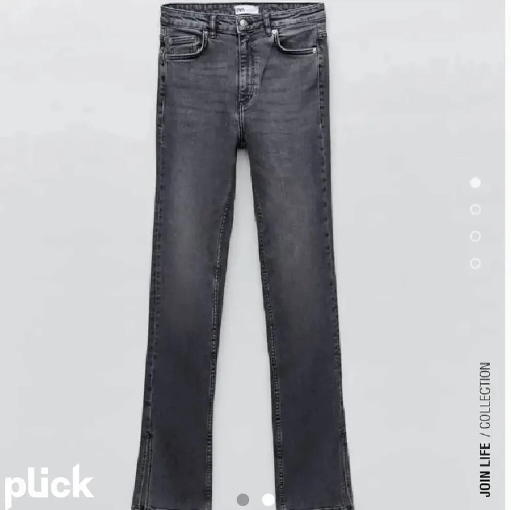 Säljer dessa svarta zara jeans med slits, köpte i vintras för 400 och säljer för 250+ frakt🥰 skriv vid intresse eller för fler bilder (sista bilder är lånad) . Jeans & Byxor.