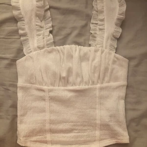 Vitt linne - Linnet passade tyvärr inte mig därför säljer jag det, har bara testat det en gång men tyvärr så sitter lappen inte kvar. Jättefint och gulligt, ordinarie pris 260kr