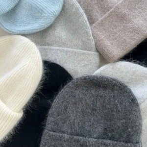 Mössor  - Perfekt inför hösten och vintern, finns i färgerna blå, mörkgrå, ljusgrå, ljusbeige, svart och vit. Endast begränsat antal!🤍 299kr/st. Material: Kashmirmix och bomull, så sjukt fina. Köp här eller på Julidesign på Instagram. TRYCK INTE PÅ KÖP NU❗️