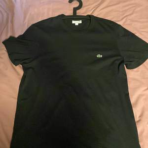 Hej! Jag säljer min Lacoste t-shirt som är helt ny pga fel storlek när jag köpte till mig själv, nypris är 550kr och jag säljer den för 299kr vid snabb affär kan priset dikuteras. Spårbar frakt!